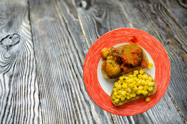 Домашні бутерброди з консервованою кукурудзою та баклажанами в томаті на
 - Фото, зображення