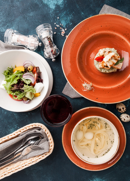 Almoço de três pratos, salada, sopa de macarrão de frango e risoto com frango e tomate
 - Foto, Imagem