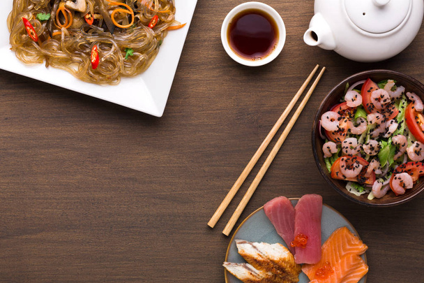 Comida de estilo asiático, servicio de restaurante
 - Foto, Imagen