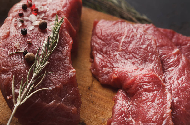rohes Rinderfilet Mignon Steaks auf Holzbrett - Foto, Bild