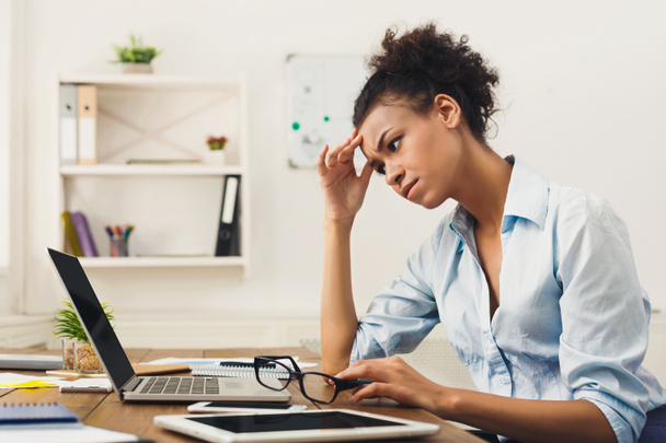 Απογοητευμένοι γυναίκα με πονοκέφαλο στο γραφείο - Φωτογραφία, εικόνα