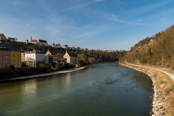 Το μεγάλο ποταμό Salzach με σκοπό το κάστρο του Burghausen - Φωτογραφία, εικόνα