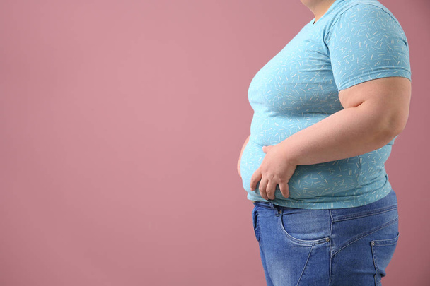 Overweight woman on color background - Foto, Imagem