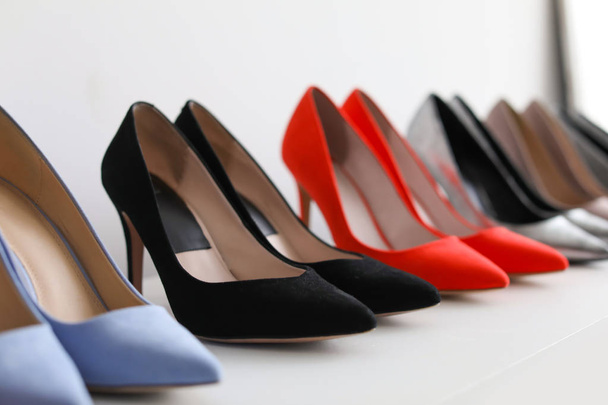 High heeled shoes on shelf in store - Foto, Bild