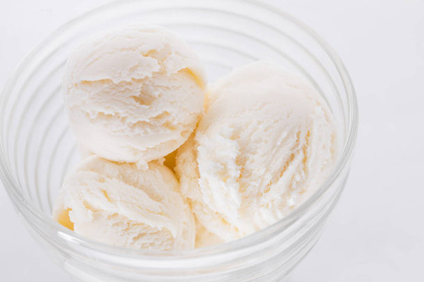 Gelato alla vaniglia su sfondo bianco. Scoop di gelato alla vaniglia in bicchieri ciotola
 - Foto, immagini