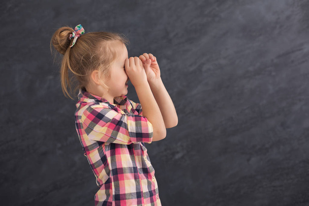 Příležitostné žen dítě drží za ruce v blízkosti oči jako dalekohled - Fotografie, Obrázek
