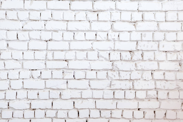 Fundo de parede de tijolo branco. Textura de uma parede de pedra. Parede de tijolo tingida na cor branca
 - Foto, Imagem