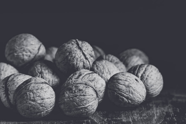 A lot of walnuts lying on the table - Foto, Bild