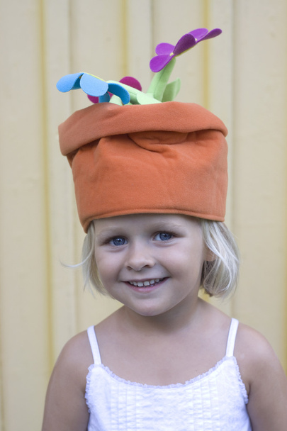 Девушка в смешной шляпе
 - Фото, изображение