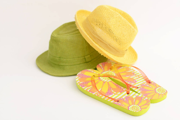 Modieuze hoeden met slippers - Foto, afbeelding
