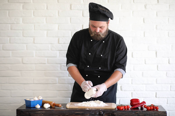 Бородатий шеф-кухар готує страви
 - Фото, зображення