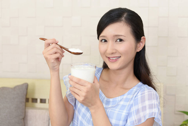 Kobieta, która zjada jogurt - Zdjęcie, obraz