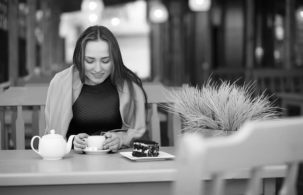 座っていると、お茶を飲むカフェの女の子 - 写真・画像