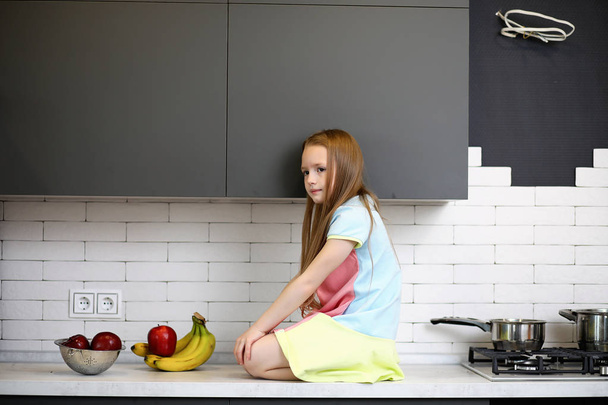 маленька дівчинка на кухні
  - Фото, зображення