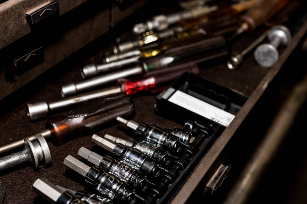 Werkzeugkastenschublade mit Sechskantschlüssel, Schraubendreher und verschiedenen Werkzeugen - Foto, Bild
