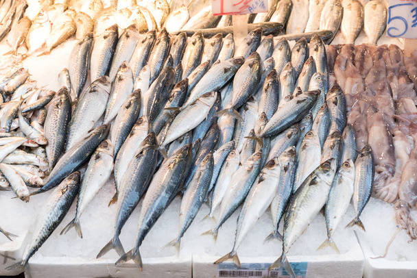 Pesce fresco al mercato di Napoli
 - Foto, immagini