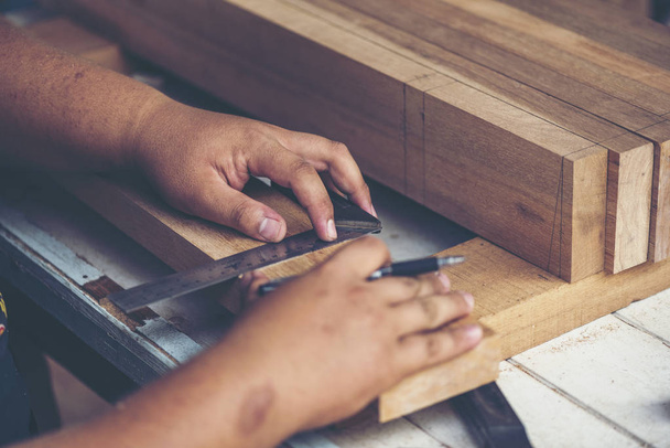 Imagen de fondo del taller de carpintería: mesa de trabajo de carpinteros con diferentes herramientas y soporte de corte de madera, imagen de filtro vintage
 - Foto, imagen