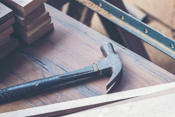 Imagem de fundo da oficina de marcenaria: mesa de trabalho carpinteiros com diferentes ferramentas e suporte de corte de madeira, imagem de filtro vintage
 - Foto, Imagem