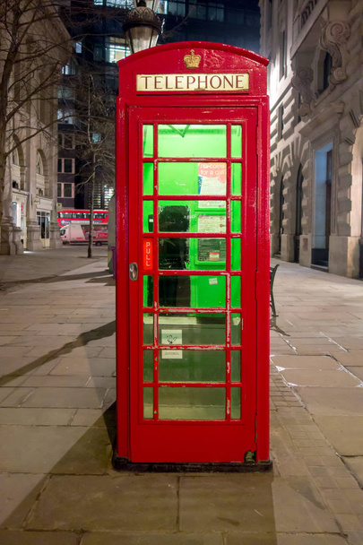 Κόκκινο βασιλικό τηλεφωνικό θάλαμο στο Λονδίνο πόλη νυχτερινή σκηνή - Φωτογραφία, εικόνα
