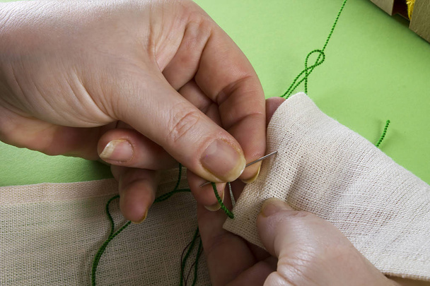 Hands are busy sewing - Φωτογραφία, εικόνα
