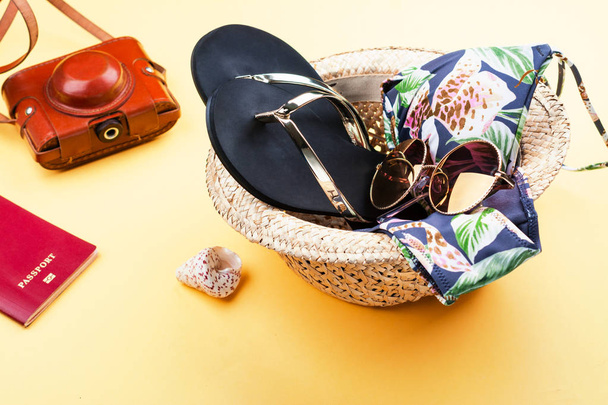 Conjunto de vacaciones de verano sombrero, bikini y chancla
 - Foto, Imagen