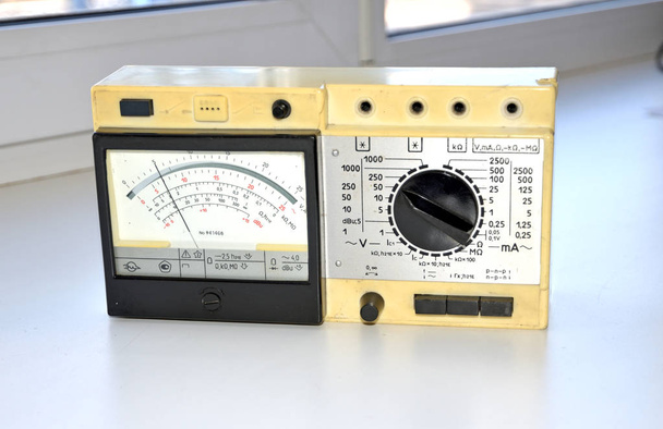 Retro analogové multimetr. Vyrobeno v Sovětském svazu (SSSR).  - Fotografie, Obrázek