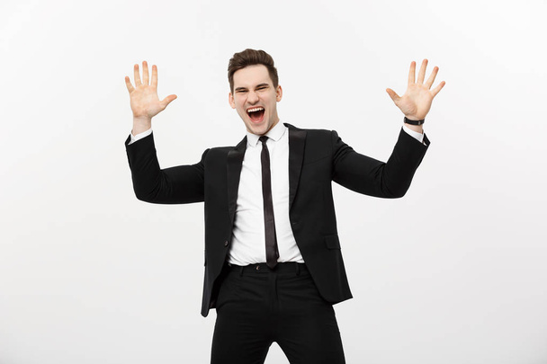 Business Concept: Muotokuva komea liikemies ilmaista yllätys ja ilo nostaa kätensä, eristetty valkoisella taustalla
. - Valokuva, kuva