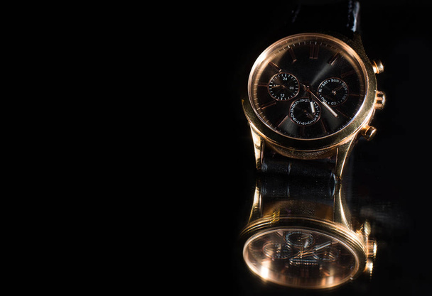 Πολυτελές ρολόι σε μαύρο φόντο - Φωτογραφία, εικόνα