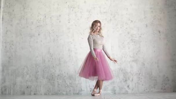 Una bailarina joven en un paquete clásico rosa y zapatos puntiagudos baila con gracia. belleza y gracia del ballet
 - Metraje, vídeo