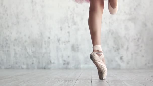 ballerinas legs in pointe shoes close-up - Materiał filmowy, wideo