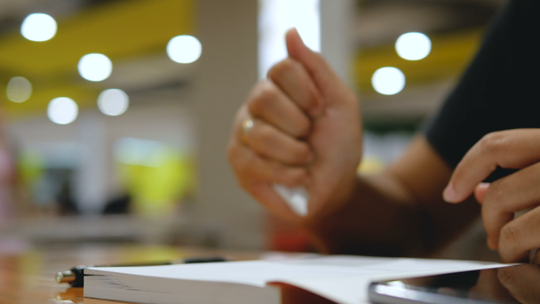 Nahaufnahme Aufnahme Hände von Frau zerknittertes Papier Notizbuch auswählen Fokus flache Schärfentiefe - Filmmaterial, Video