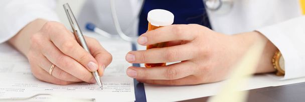 Nainen lääketiede lääkäri käsi pidä purkki pillereitä
 - Valokuva, kuva