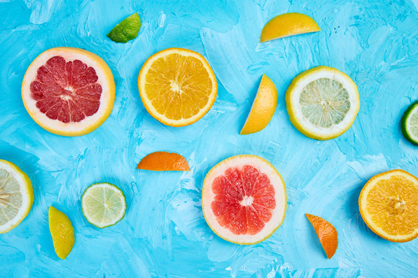 Kleurrijke patroon gemaakt van segmenten citrus - Foto, afbeelding