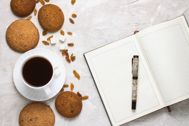 Φλιτζάνι καφέ με μπισκότα και ένα ημερολόγιο της έννοιας πρωινό - Φωτογραφία, εικόνα
