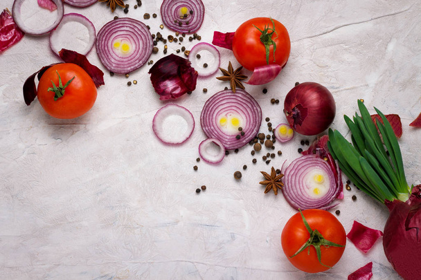 Φρέσκα οργανικά λαχανικά ποικιλία ντομάτες κόκκινο δαχτυλίδια μπαχαρικά στον - Φωτογραφία, εικόνα
