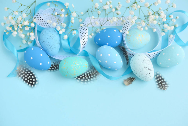 Œufs de Pâques sur fond bleu. Fête de Pâques fond
 - Photo, image