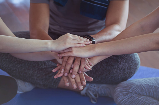 Erkek ve kadın el güven için koordinat eller. Kavram çalışması  - Fotoğraf, Görsel