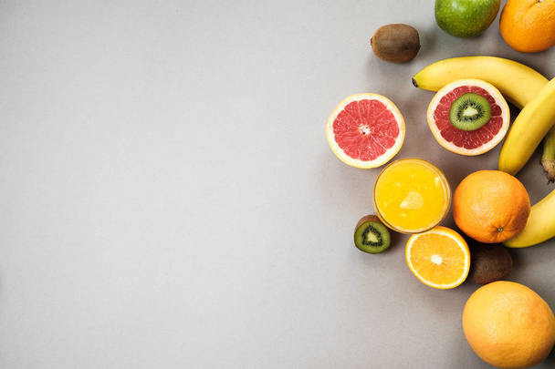 Citrus slices orange and grapefruit  with juice on gray backgrou - Fotografie, Obrázek