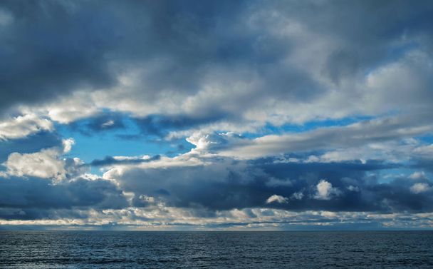 Cielo nuvoloso blu
 - Foto, immagini