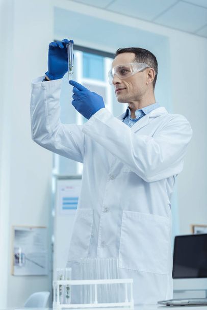 Cientista profissional segurando um tubo de ensaio
 - Foto, Imagem