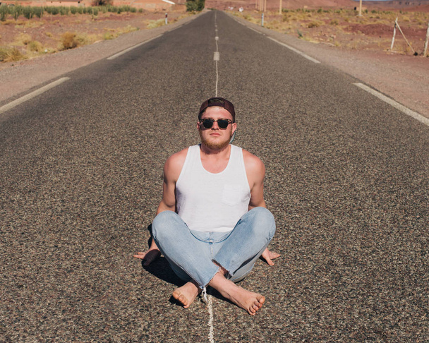 sporty guy on the road in the desert - Foto, Imagem