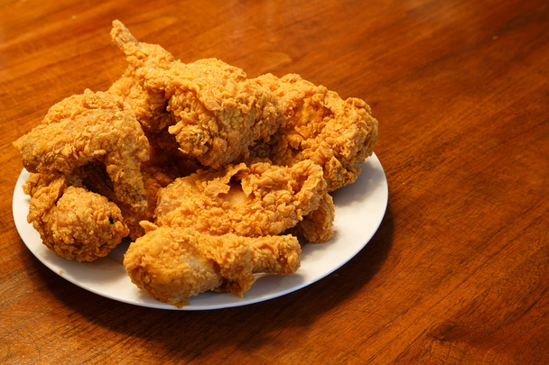 Pollo fritto su piatto bianco orizzontale
 - Foto, immagini