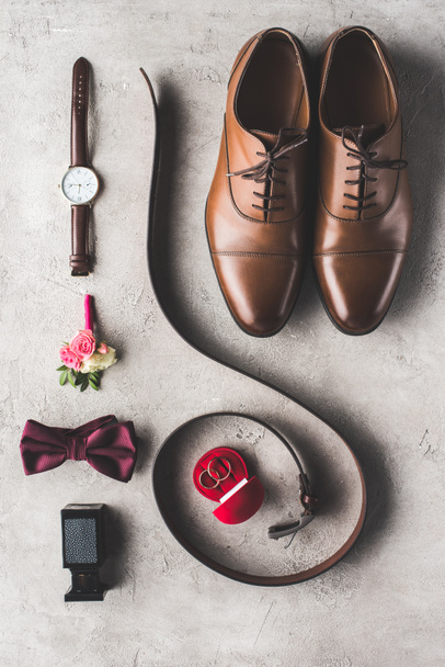 pose plate d'accessoires de mariage masculin pour marié sur la surface grise
 - Photo, image
