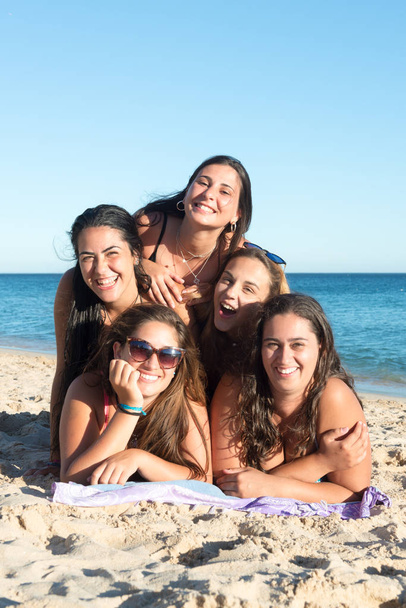 Група дівчат на пляжі
 - Фото, зображення