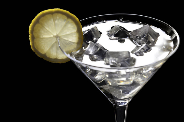 Cocktail with slice lemon on black - Фото, зображення