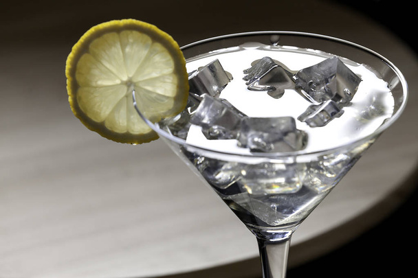 Bicchiere da cocktail su marrone chiaro
 - Foto, immagini