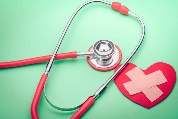 Стетоскоп здравоохранения и медицины и красный символ сердца здоровый и страховой концепции Всемирного дня здоровья
 - Фото, изображение