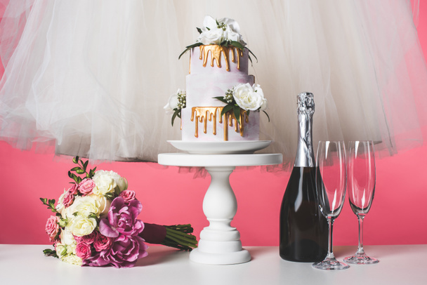 γαμήλια ανθοδέσμη, τούρτα και λευκό φόρεμα που απομονώνονται σε ροζ - Φωτογραφία, εικόνα