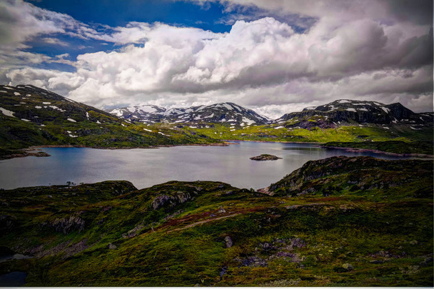 Vista panorâmica para o planalto de Hardangervidda e o lago Kjelavatn, na Noruega
 - Foto, Imagem