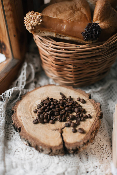 Une pile de grains de café sur la coupe transversale de l'arbre
  - Photo, image